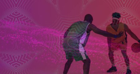 Foto de Imagen de malla rosa y procesamiento de datos sobre diversos jugadores de baloncesto. Deporte, competencia, procesamiento de datos y concepto de comunicación imagen generada digitalmente. - Imagen libre de derechos