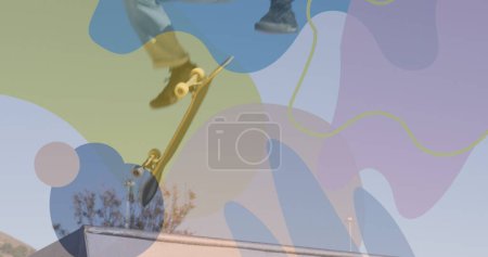 Foto de Imagen de formas coloridas sobre el skateboarding caucásico. concepto de interfaz digital y deporte global imagen generada digitalmente. - Imagen libre de derechos