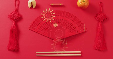 Image de motif chinois et décoration de ventilateur sur fond rouge. Nouvel an chinois, fête, célébration et concept de tradition image générée numériquement.
