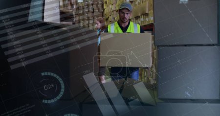 Foto de Vista frontal de un trabajador de almacén cargando paquetes en la parte trasera de una furgoneta de reparto. Detrás de él hay un gerente que le pasa los paquetes. La imagen digital de gráficos y estadísticas se está ejecutando en primer plano - Imagen libre de derechos