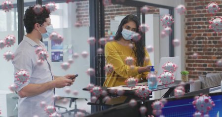 Bild von lebendigen 19 Zellen, die über Mann und Frau mit Gesichtsmasken im Büro schweben und diskutieren. Gesundheitsfürsorge und Schutz während der Coronavirus-Covid 19 Pandemie, digital generiertes Bild.