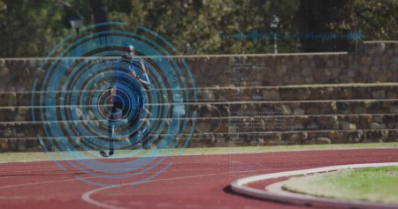 Foto de Imagen de procesamiento de datos digitales sobre atleta masculino discapacitado con cuchillas en pista de carreras. deportes globales, competencia, discapacidad e interfaz digital concepto de imagen generada digitalmente. - Imagen libre de derechos