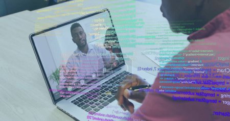 Imagen de procesamiento de datos sobre hombres de negocios afroamericanos que tienen llamada de imagen portátil. Datos, redes, interfaz digital, negocio y comunicación, imagen generada digitalmente.