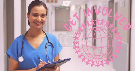 Foto de Imagen de texto de cáncer de mama rosa sobre una doctora sonriente. imagen generada digitalmente del concepto de campaña de concienciación positiva del cáncer de mama. - Imagen libre de derechos
