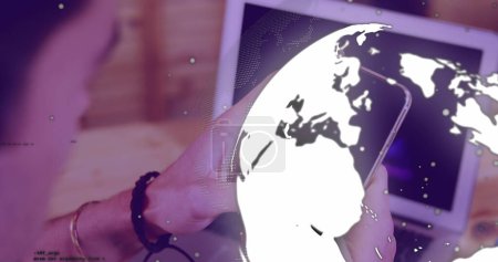 Téléchargez les photos : Image de traitement de données avec globe sur femme caucasienne à l'aide d'un smartphone. Concept mondial de finance, de vente au détail et d'interface numérique image générée numériquement. - en image libre de droit