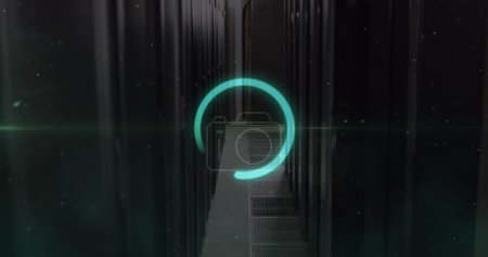 Foto de Imagen de escáner redondo de neón y partículas blancas contra la sala de servidores de computadoras. Concepto de tecnología global de redes y almacenamiento de datos empresariales - Imagen libre de derechos