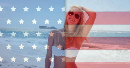 Téléchargez les photos : Image du drapeau des Etats-Unis sur la femme caucasienne sur la plage en été. Etats-Unis, patriotisme américain, drapeau national et concept de style de vie image générée numériquement. - en image libre de droit
