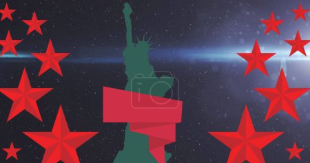 Foto de Imagen de estrellas rojas y silueta de la estatua de la libertad sobre fondo negro con luz. Patriotismo americano, libertad, independencia y símbolos concepto de imagen generada digitalmente. - Imagen libre de derechos