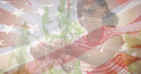 Foto de Imagen de la bandera de los estados unidos de América sobre la niña afroamericana lavándose las manos. patriotismo americano y concepto de independencia imagen generada digitalmente. - Imagen libre de derechos