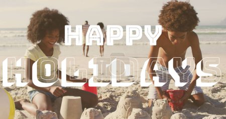 Téléchargez les photos : Image de vacances heureuses texte sur la famille afro-américaine heureuse jouant sur la plage ensoleillée. concept de vacances à la plage sain et actif image générée numériquement. - en image libre de droit