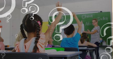 Fragezeichen stehen über den Schulkindern, die die Hände heben. Globale Bildung und digitales Schnittstellenkonzept digital generiertes Bild.