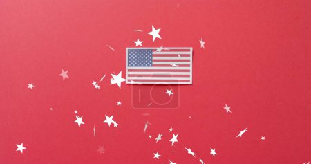 Foto de Imagen de estrellas cayendo sobre bandera de estados unidos de América sobre fondo rojo. Independencia americana, tradición y concepto de celebración imagen generada digitalmente. - Imagen libre de derechos