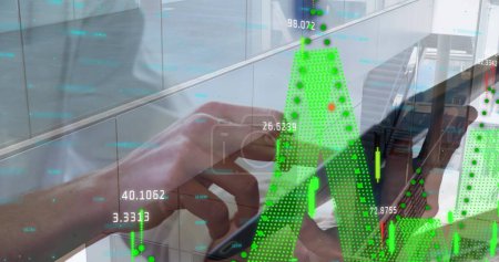 Bild der Datenverarbeitung über Geschäftsmann mit Tablet im Büro. globales Geschäfts-, Finanz- und Vernetzungskonzept digital generiertes Image.