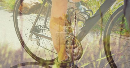 Téléchargez les photos : Image d'herbe sur femme caucasienne faisant du vélo. Journée nationale du vélo au travail et concept de célébration image générée numériquement. - en image libre de droit