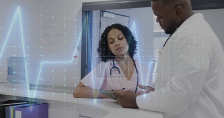 Bild der Datenverarbeitung über verschiedene Ärzte im Krankenhaus. Globales Gesundheits-, Wissenschafts-, Medizin-, Forschungs-, Computer- und Datenverarbeitungskonzept digital generiertes Bild.