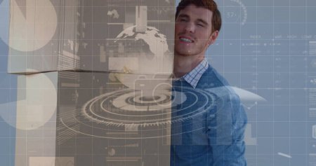Téléchargez les photos : Image de traitement de données sur un homme caucasien portant des boîtes. Concept global d'entreprise et d'interface numérique image générée numériquement. - en image libre de droit