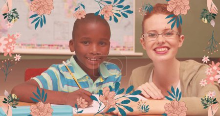 Téléchargez les photos : Image d'icônes de fleurs sur une enseignante caucasienne souriante enseignant un écolier afro-américain. Journée nationale des enseignants et concept de célébration image générée numériquement. - en image libre de droit