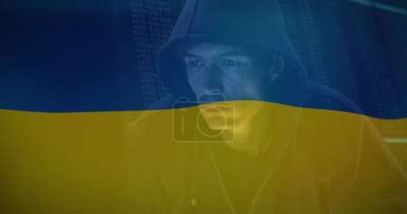 Téléchargez les photos : Image de pirate caucasien mâle sur le drapeau de l'ukraine. ukraine crise, cyberguerre et politique internationale concept image générée numériquement. - en image libre de droit