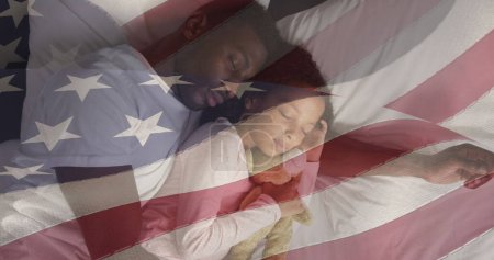 Foto de Imagen de la bandera de los estados unidos de América sobre el padre y la hija afroamericanos durmiendo. patriotismo americano y concepto de independencia imagen generada digitalmente. - Imagen libre de derechos