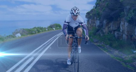 Imagen de manchas de luz sobre la mujer caucásica en bicicleta. bicicleta nacional para el día de trabajo y concepto de celebración de imagen generada digitalmente.