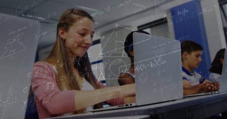 Téléchargez les photos : Image d'équations mathématiques sur des écoliers utilisant un ordinateur portable. concept global d'éducation, de technologie et de connexions image générée numériquement. - en image libre de droit