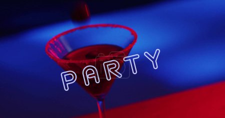 Téléchargez les photos : Image de texte de fête et cocktail sur fond bleu à rouge. Fête, boisson, divertissement et concept de célébration image générée numériquement. - en image libre de droit