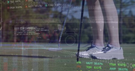 Bild der Datenverarbeitung über kaukasischen Golfspieler. Globaler Sport und digitales Schnittstellenkonzept digital generiertes Image.