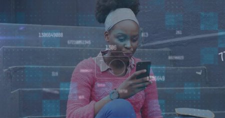 Foto de Imagen de números cambiantes sobre una mujer afroamericana tomando café y usando un teléfono inteligente. Concepto de tecnología de redes sociales - Imagen libre de derechos
