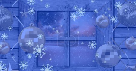 Foto de Imagen de copos de nieve sobre ventana con adornos y paisaje invernal. Navidad, tradición y concepto de celebración imagen generada digitalmente. - Imagen libre de derechos