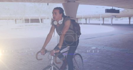 Téléchargez les photos : Image de taches de lumière sur le vélo de l'homme biracial. Journée nationale du vélo au travail et concept de célébration image générée numériquement. - en image libre de droit