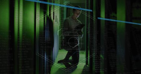 Bild der Datenverarbeitung über kaukasische Arbeiterinnen im Serverraum. Computersicherheitstag und Festkonzept digital generiertes Bild.