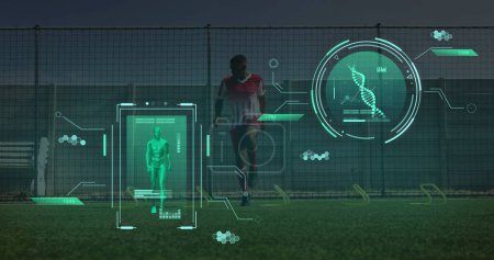 Bild der Datenverarbeitung über verschiedene Fußballspieler beim Training. Globaler Sport, Wissenschaft, Computer, digitale Schnittstelle und Datenverarbeitungskonzept digital generiertes Bild.