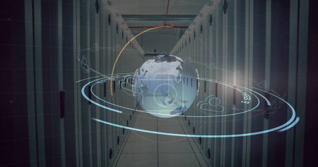 Téléchargez les photos : Image numérique d'anneaux numériques tournant autour d'un globe dans un couloir de tours de serveur - en image libre de droit