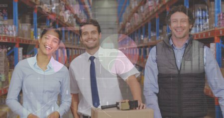Foto de Procesamiento estadístico de datos contra diversos supervisores masculinos y femeninos que sonríen en el almacén. concepto de negocio de logística y transporte - Imagen libre de derechos