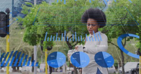 Téléchargez les photos : Image de données professionnelles sur une femme afro-américaine utilisant une tablette. Concept global d'affaires, de connexions et de traitement des données image générée numériquement. - en image libre de droit