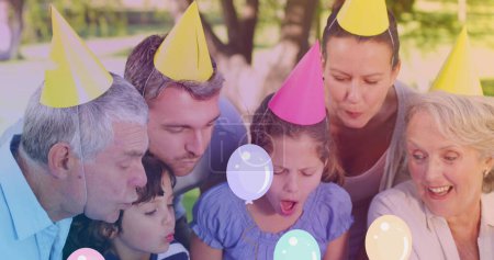 Foto de Imagen de globos sobre la feliz familia caucásica en la fiesta. Día internacional de las familias y concepto de celebración de imagen generada digitalmente. - Imagen libre de derechos