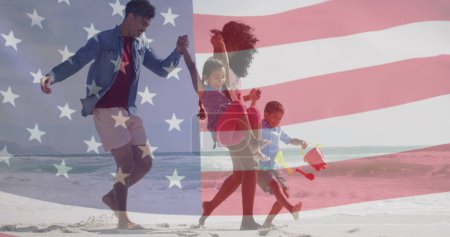 Téléchargez les photos : Image du drapeau des États-Unis d'Amérique sur le couple biracial avec des enfants au bord de la mer. Patriotisme américain, diversité et concept de tradition image générée numériquement. - en image libre de droit