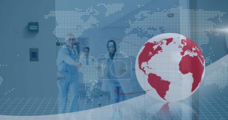 Foto de Imagen de los médicos en el contexto de un mapa y un globo con una pandemia La tecnología empresarial global y el concepto de procesamiento de datos generados digitalmente. - Imagen libre de derechos