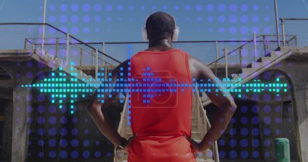 Bild von Schallwellen über einem Afrikaner mit Kopfhörer, der eine Pause einlegt. Globale Verbindungen, Wohlbefinden, Fitness, Musik und gesundes Lebensstilkonzept digital generiertes Image.