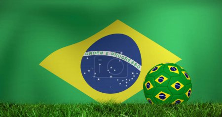 Bild einer schwenkenden brasilianischen Flagge über einem Fußballball. Fußballweltmeisterschaft Konzept digital generierte Bild.
