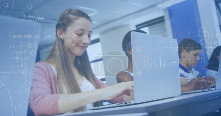Foto de Imagen de ecuaciones matemáticas sobre escolares usando laptop. concepto global de educación, tecnología y conexiones imagen generada digitalmente. - Imagen libre de derechos