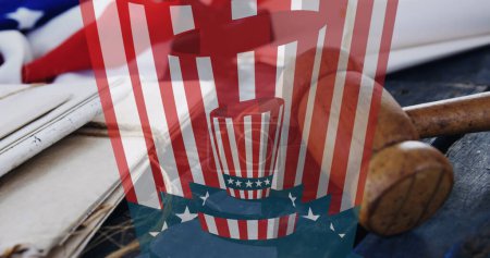 Das Bild zeigt einen Hut in den Farben der US-Flagge über Gerichtsgebäuden und Akten. Tag des Präsidenten, Unabhängigkeitstag und amerikanisches Patriotismus-Konzept digital generiertes Image.