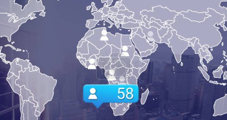 Téléchargez les photos : Image des icônes des médias sociaux avec un nombre croissant et carte du monde sur le paysage urbain. Concept global d'entreprise, d'informatique et d'interface numérique image générée numériquement. - en image libre de droit