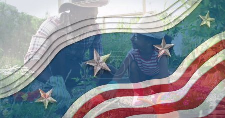 Téléchargez les photos : Image du drapeau des Etats-Unis agitant sur le père afro-américain et sa fille des plantes de jardinage. patriotisme américain, indépendance et concept de célébration image générée numériquement. - en image libre de droit