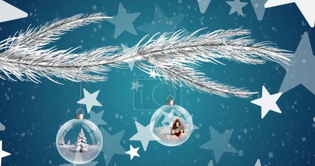 Téléchargez les photos : Image de bulles de Noël et d'étoiles avec de la neige tombant sur fond bleu. Noel, tradition et concept de célébration image générée numériquement. - en image libre de droit