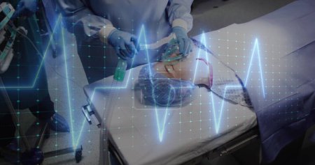 Téléchargez les photos : Image de cardiographe sur divers chirurgiens opérant un patient à l'hôpital. Concept d'interface numérique, de médecine et de santé image générée numériquement. - en image libre de droit