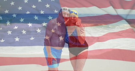 Foto de Imagen de la bandera de EE.UU. sobre pareja mayor caucásica en la playa en verano. EE.UU., patriotismo americano, bandera nacional y concepto de estilo de vida imagen generada digitalmente. - Imagen libre de derechos