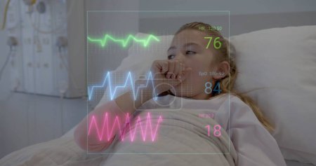Bild der Datenverarbeitung über kaukasische Patientin im Krankenhausbett. Globale Medizin, Verbindungen, Computer- und Datenverarbeitungskonzept digital generiertes Bild.