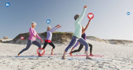 Téléchargez les photos : Image des icônes des médias sociaux sur les femmes pratiquant le yoga sur la plage. médias sociaux, fitness, concept de réseau de bien-être et de communication, image générée numériquement. - en image libre de droit