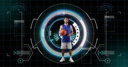 Bild eines kaukasischen männlichen Basketballspielers über Scanner auf schwarzem Hintergrund. Sport, Verbindungen und digitales Schnittstellenkonzept digital generiertes Image.